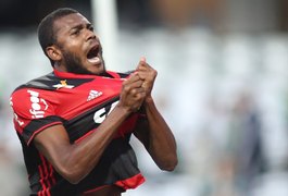Com gols de Guerreiro e Cirino, Flamengo vence Coritiba e cola no G-4