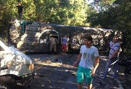 Ônibus com time juvenil do Vasco tomba e fere 22