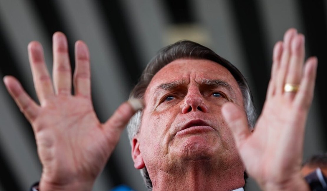 Polícia Federal faz buscas por armas e munição na casa de Bolsonaro