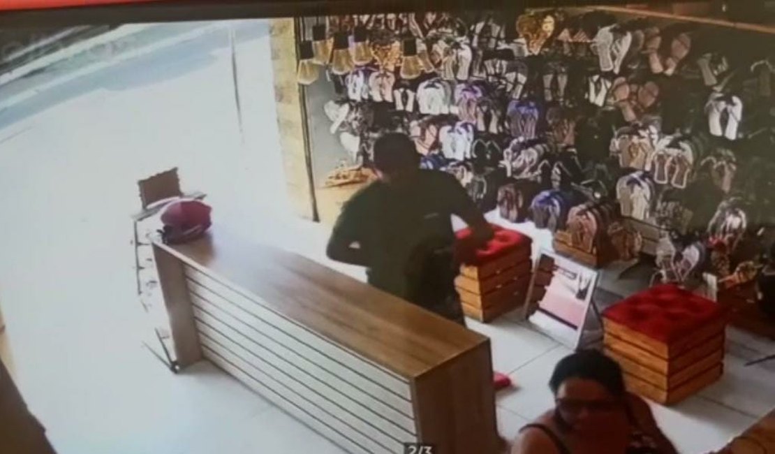Vídeo: Câmera flagra assaltante entrando em loja para roubar cliente em Arapiraca