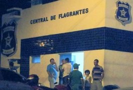 Homem tenta subornar policiais com R$ 500 após ser flagrado com drogas