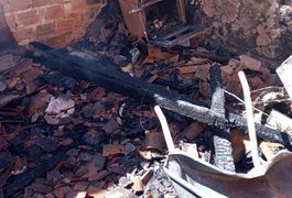 Incêndio deixa residência completamente destruída, no interior de Alagoas