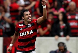 Flamengo vence o Cruzeiro e segue na cola do São Paulo