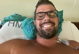 Borat mostra cicatriz no abdômen após ser baleado: 'Marca do renascimento'