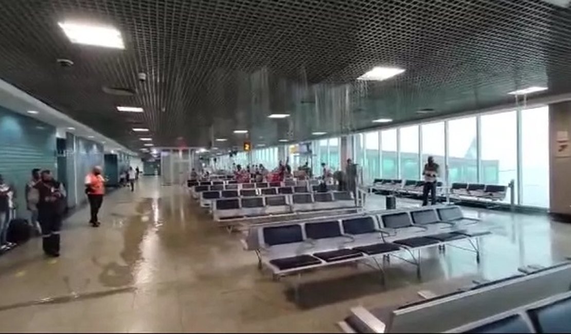 Chuva derruba parte do teto do terminal de passageiros do Aeroporto de Congonhas
