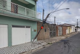 Condutor de veículo de passeio perde o controle da direção e colide em poste de energia