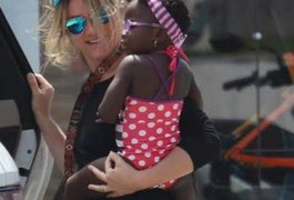 Giovanna Ewbank leva a filha Titi à natação toda no estilo
