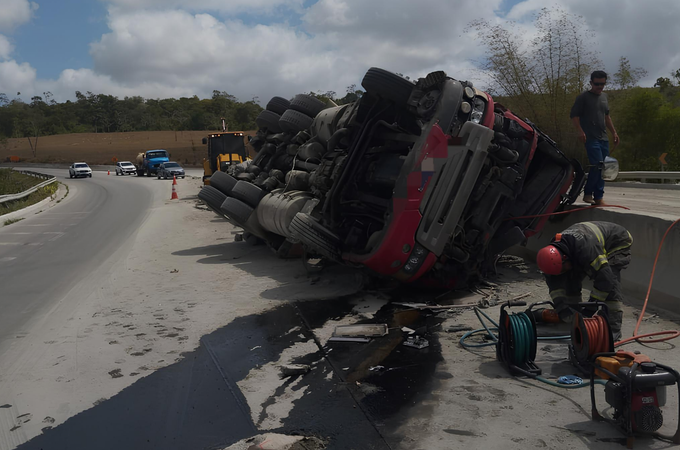 Motorista fica preso às ferragens após tombamento de caminhão em São Miguel dos Campos