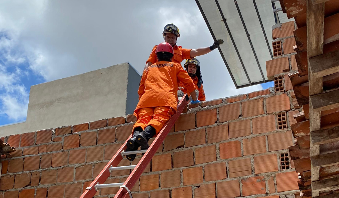 Corpo de Bombeiros resgata trabalhador preso em telhado de estabelecimento comercial em Arapiraca