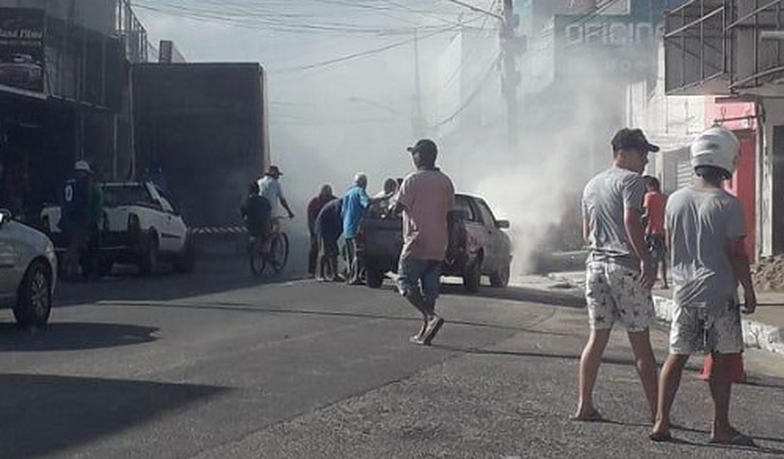 Condutor abandona veículo às pressas após princípio de incêndio no centro de Arapiraca