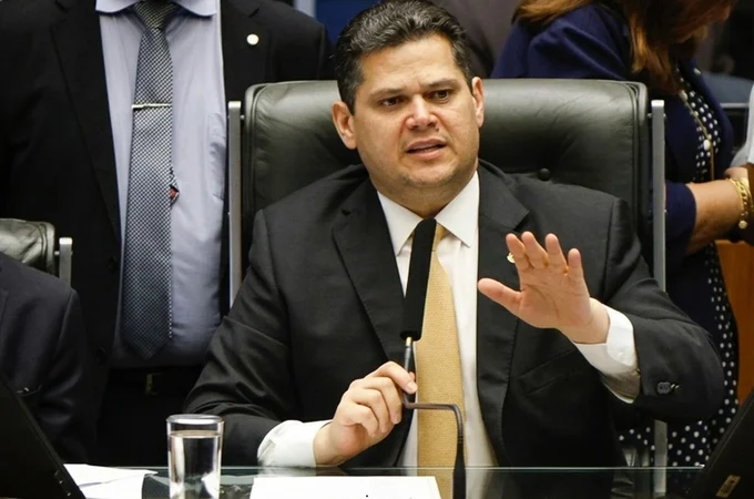 Presidente do Senado sai em defesa de Moraes e cita R$ 130 milhões de 'Dark Horse'