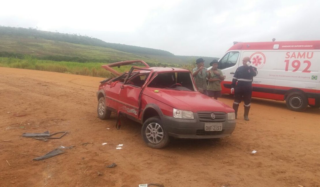 Carro capota na BR 101, próximo à ponte da Usina Sinimbu em Jequiá da Praia