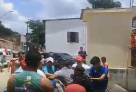 VÍDEO. Partidários travam luta em praça pública durante carreata, em AL