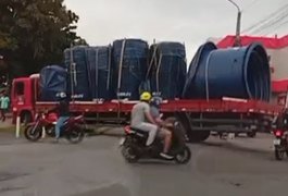 Caminhão com caixas d'água invade Ciclovia do Trabalhador durante conversão