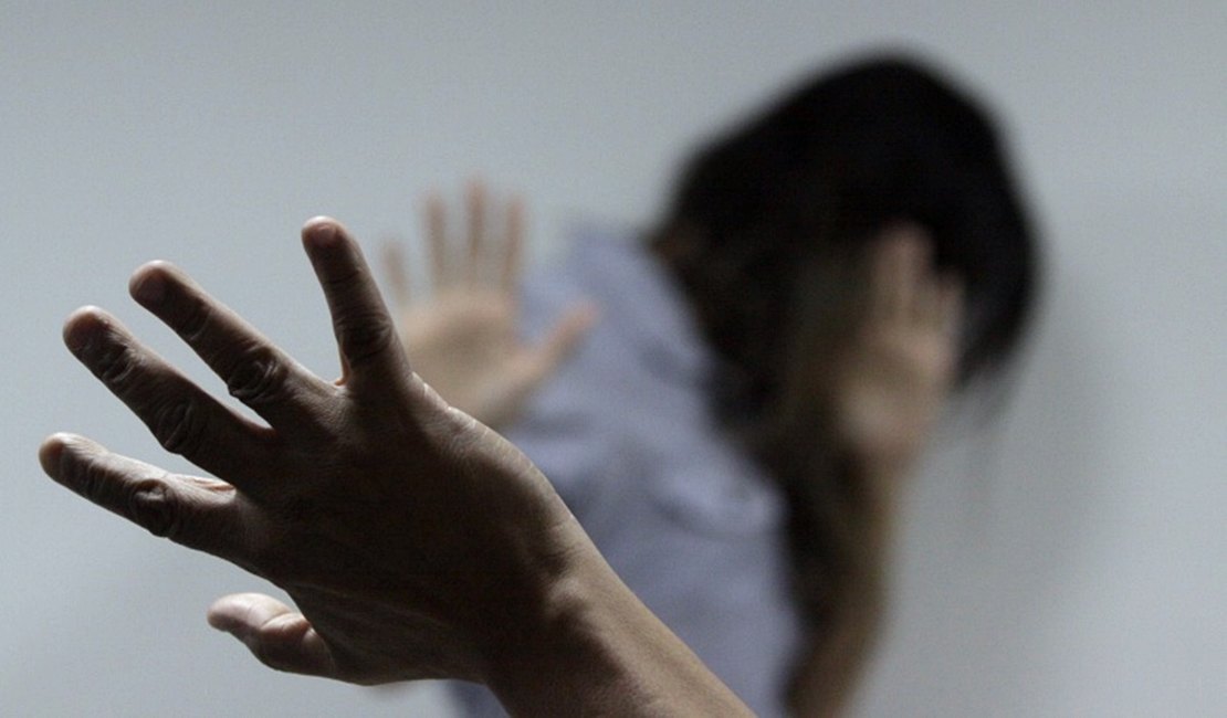 Vocalista de banda alagoana é apontado como autor de agressões contra mulheres; cantor nega