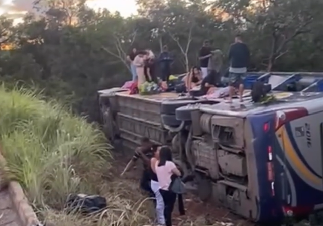 Ônibus de turismo com passageiros de Alagoas tomba em MG e duas pessoas morrem; onze ficam feridas