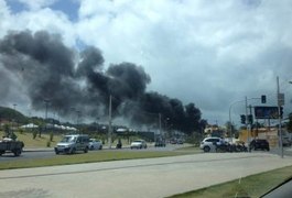 Incêndio em galpão com grandes nuvens de fumaça assusta moradores em bairro da capital