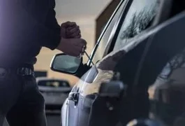 Homem deixa carro estacionado na porta de casa e veículo é arrombado em Arapiraca