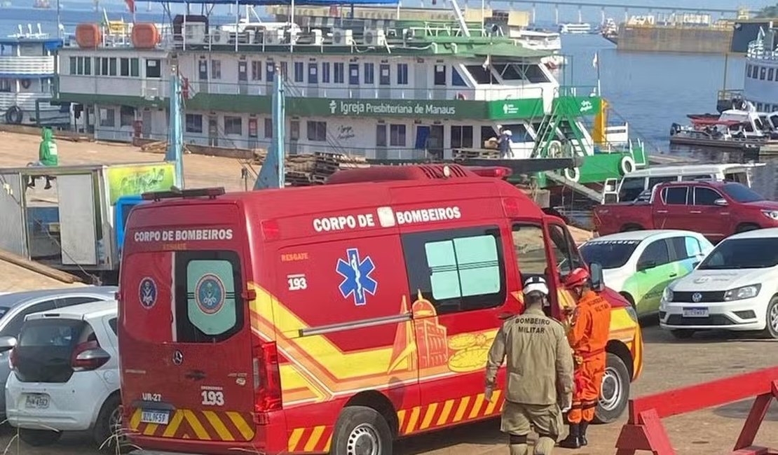 Embarcação pega fogo e passageiros se jogam no Rio Negro, no AM