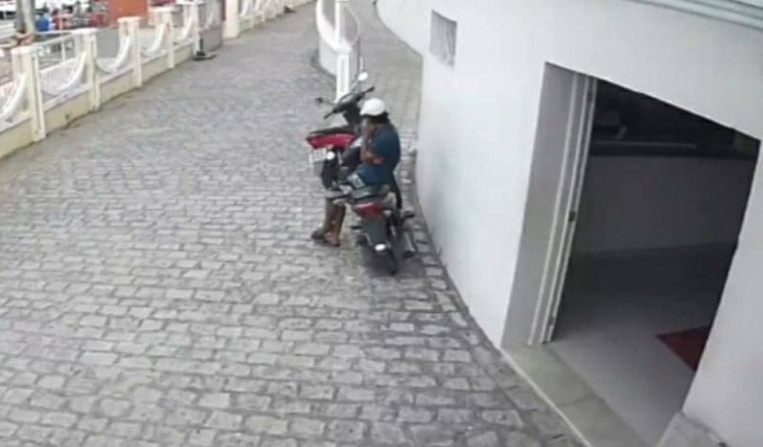 Homem entra na Concatedral de Arapiraca e furta motocicleta de forma sorrateira; ASSISTA