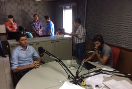 Prefeito eleito em Limoeiro de Anadia concede entrevistas para emissoras de rádio em Arapiraca