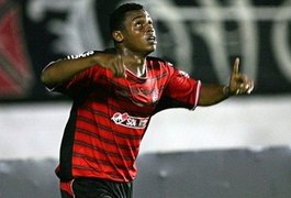 Vencido pelas dores, Obina anuncia fim da carreira: 'Momento de estar com a família'