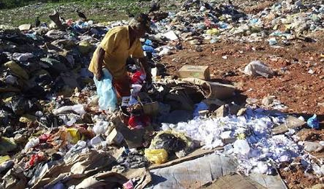 Populares encontram feto dentro de caixa no lixão, em Penedo
