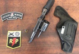 Após denúncia, polícia apreende arma, pássaros silvestres e prende suspeito em Arapiraca