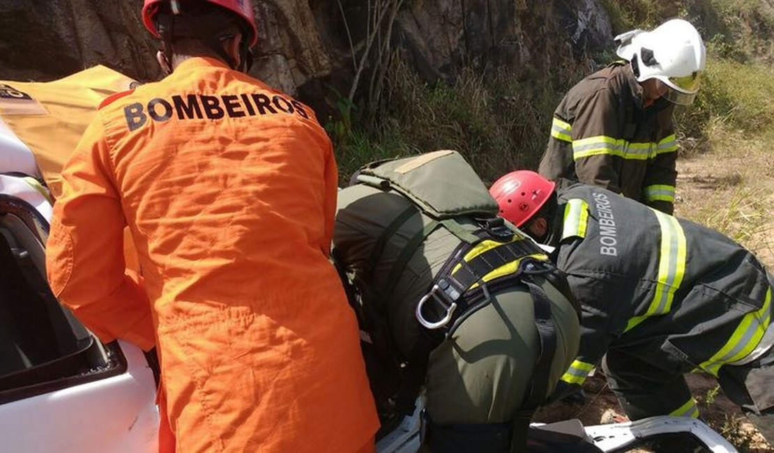Família viaja para votar, se envolve em acidente e criança morre, em AL