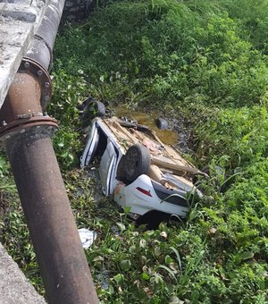 Veículo de passeio despenca de ponte e deixa cinco pessoas feridas, em Satuba