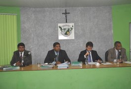 Vereadores de Arapiraca repudiam ausência de diretores da Frigovale em audiência pública