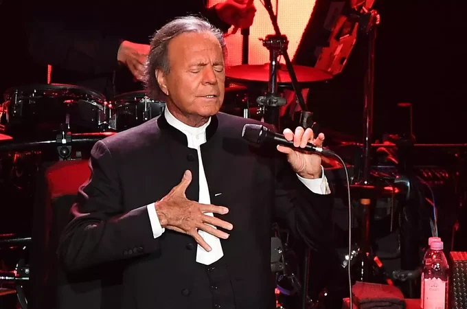 Ex-funcionárias acusam Julio Iglesias de assédio sexual e abuso de poder, diz jornal