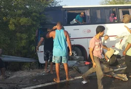 Batida entre ônibus com romeiros alagoanos deixa ao menos dois mortos em Pernambuco
