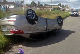 Cachorro atravessa rodovia e provoca capotamento, veja o vídeo