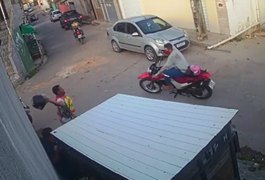 Vídeo. Mototaxista acerta capacete em assaltante e recupera moto de colega