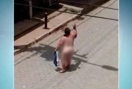 Peladona da Estrutural:  mulher anda nua e xinga moradores de rua movimentada no DF