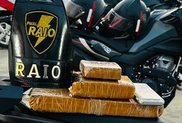 Polícia Militar apreende duas armas, um simulacro e drogas