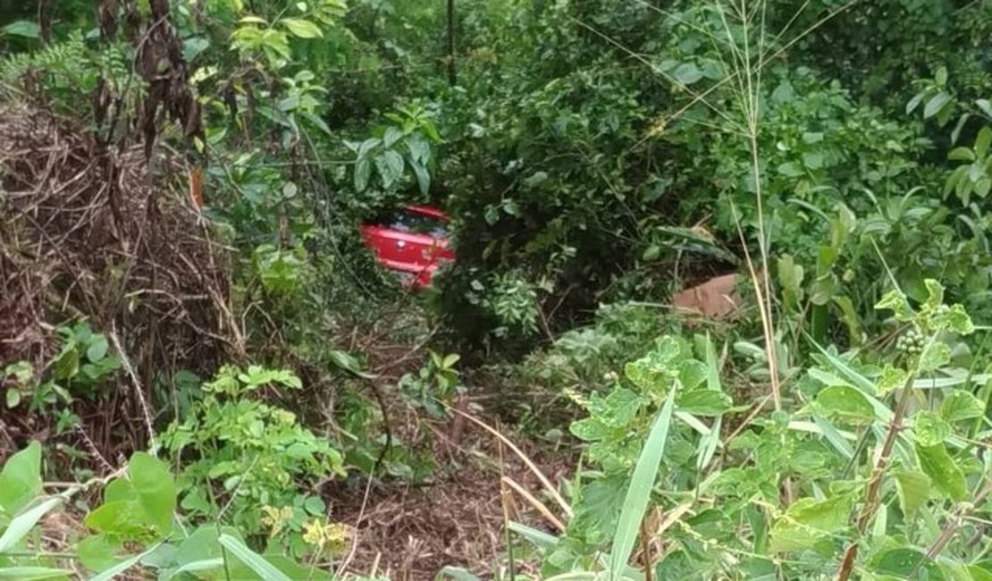 Carro cai em ribanceira e deixa feridos em Matriz de Camaragibe