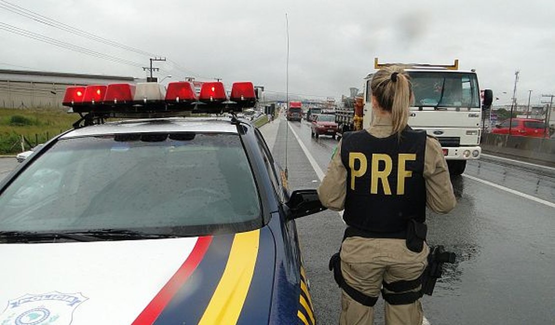 Motoqueiros são flagrados fazendo acrobacias na BR 104 em Rio Largo