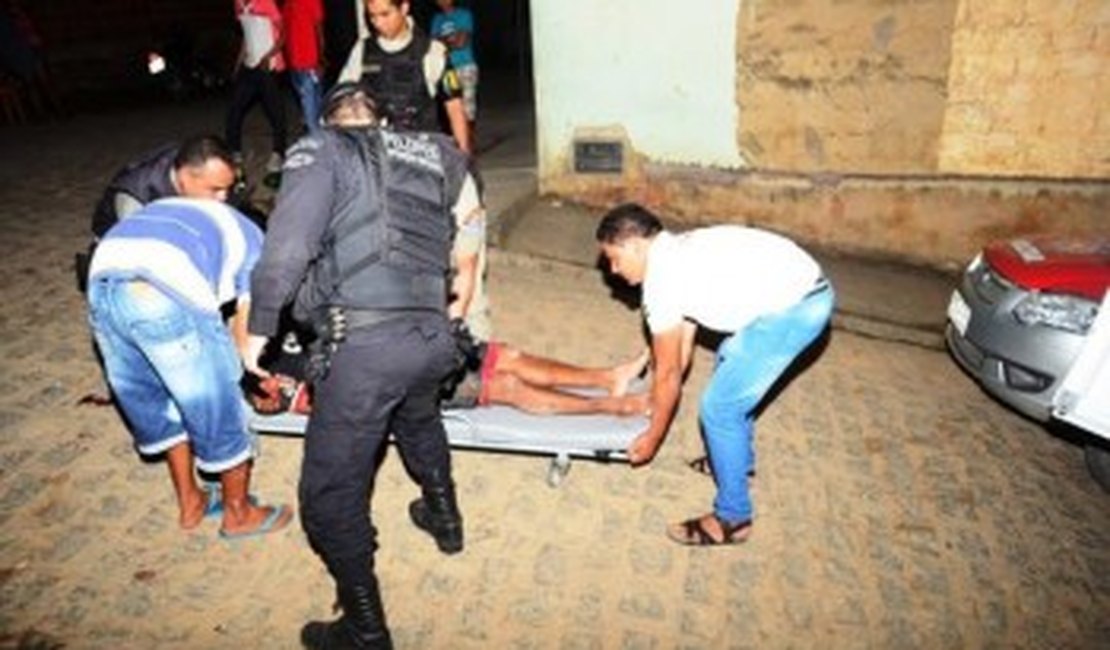 Por ciúmes, homem é agredido a soco e pedradas durante festa, em AL