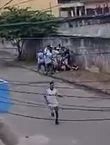 Homem é espancado por torcida organizada do CSA antes de jogo da Série D em Maceió