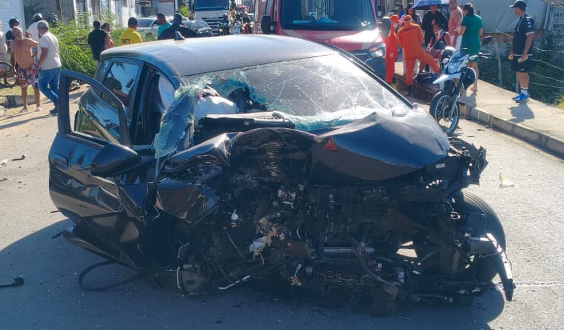 Motorista de carro atropela mulher e ambas ficam feridas em Penedo