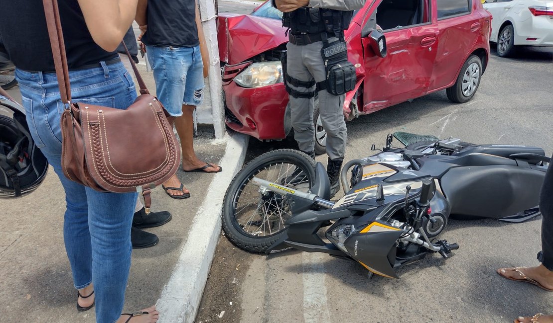 Mulher faz conversão proibida e colide em moto, no Centro de Arapiraca