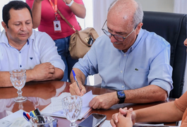 Prefeito Ronaldo Lopes dá ordem de serviço para ampliar e reformar Escola Hanna Bertholet