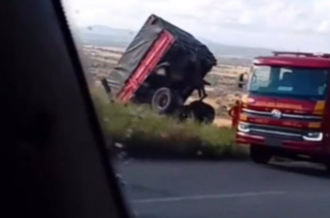 Carreta com carga de milho não aguenta subida e despenca da Serra das Espias