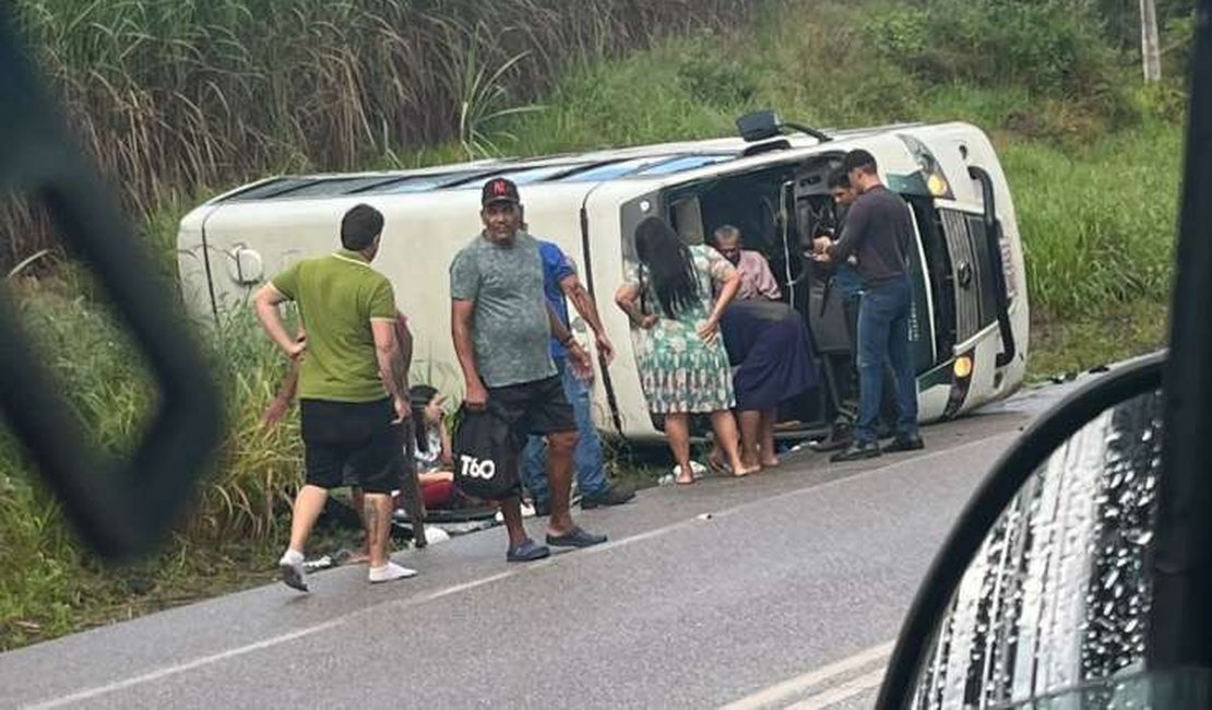 Van do transporte complementar tomba na AL-105 e deixa três pessoas feridas no Norte de Alagoas