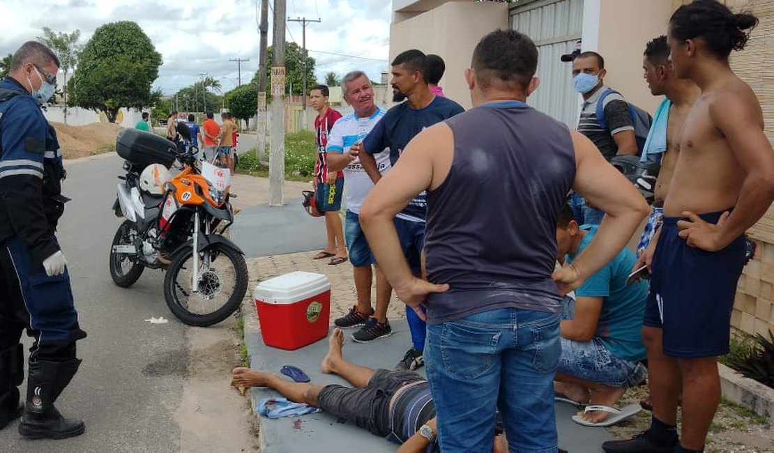 Homem corre para pegar bola em via pública e termina atropelado por moto no bairro Canafístula