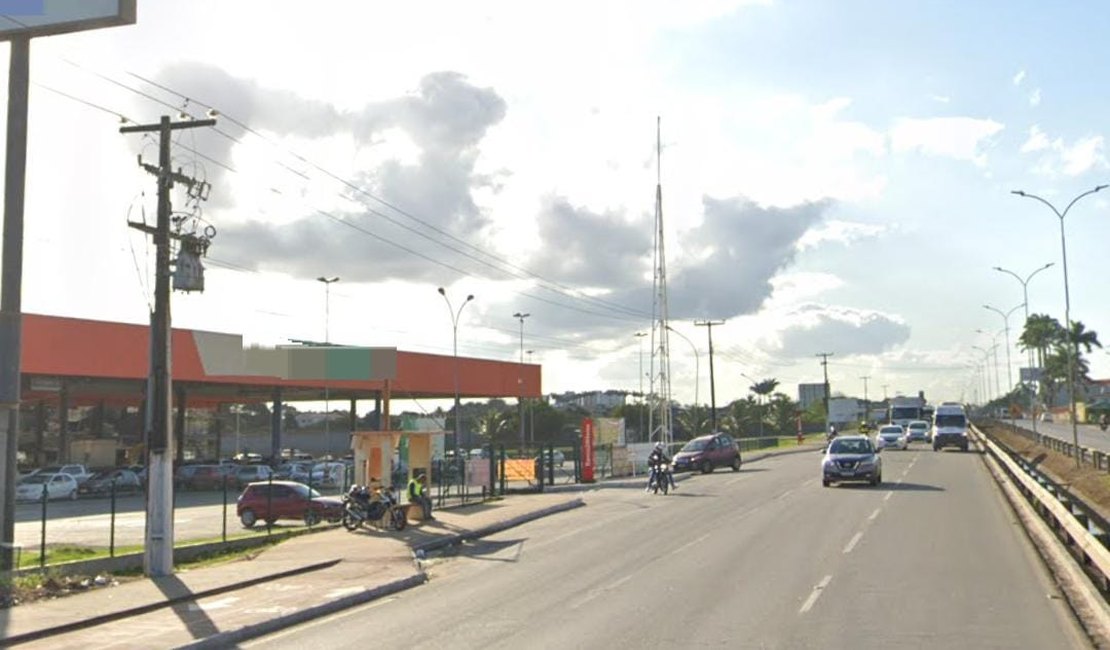 Homens furtam mercadorias em seção de bazar de atacarejo em Arapiraca