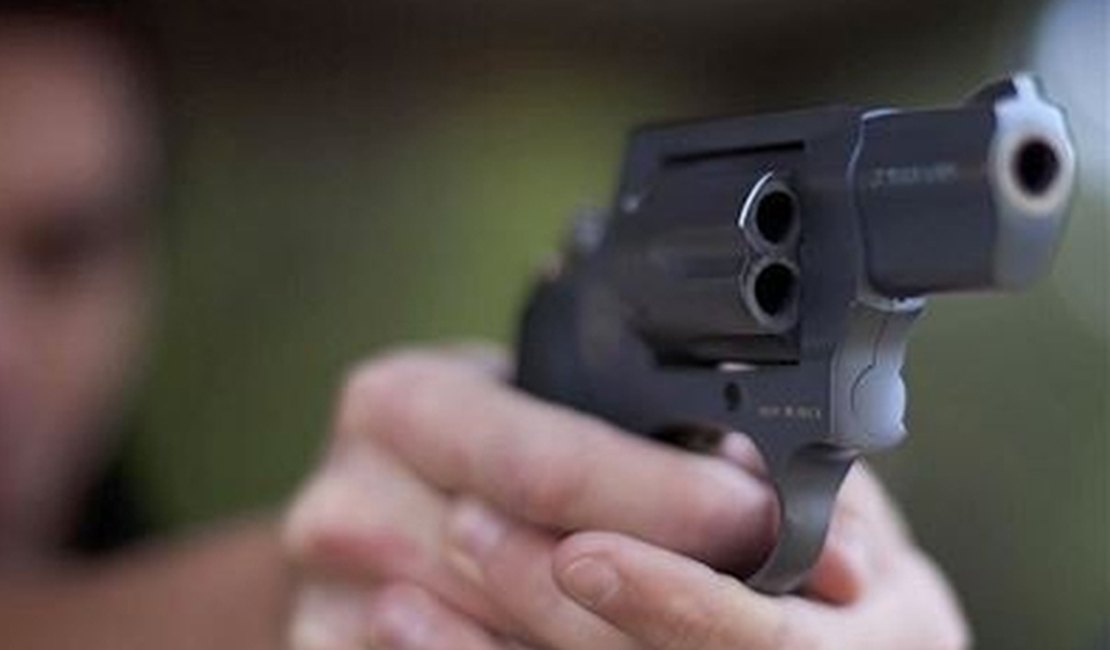 Homem é socorrido após ser alvejado por tiros deflagrados por primo