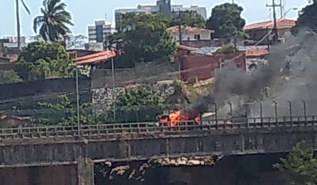 Vídeo. Kombi pega fogo na Ponte do Reginaldo, em Maceió
